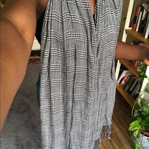 Black and white patterned scarf - Picture 4 of 5